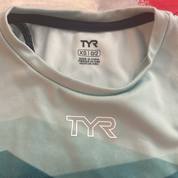 TYR Women's Forge Cropped High Neck Fitted Tank Sz XS! - Picture 4 of 6